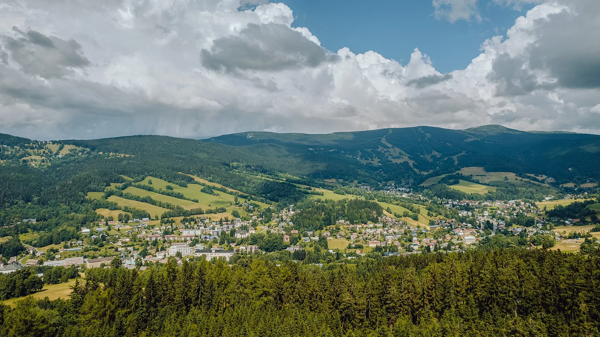 Panorama Rokytnice nad Jizerou z vrchu Stráž s Lysou horou a Kotlem v pozadí
